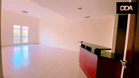 Bright 1BR Apartment | Steps from Metro | Vacant