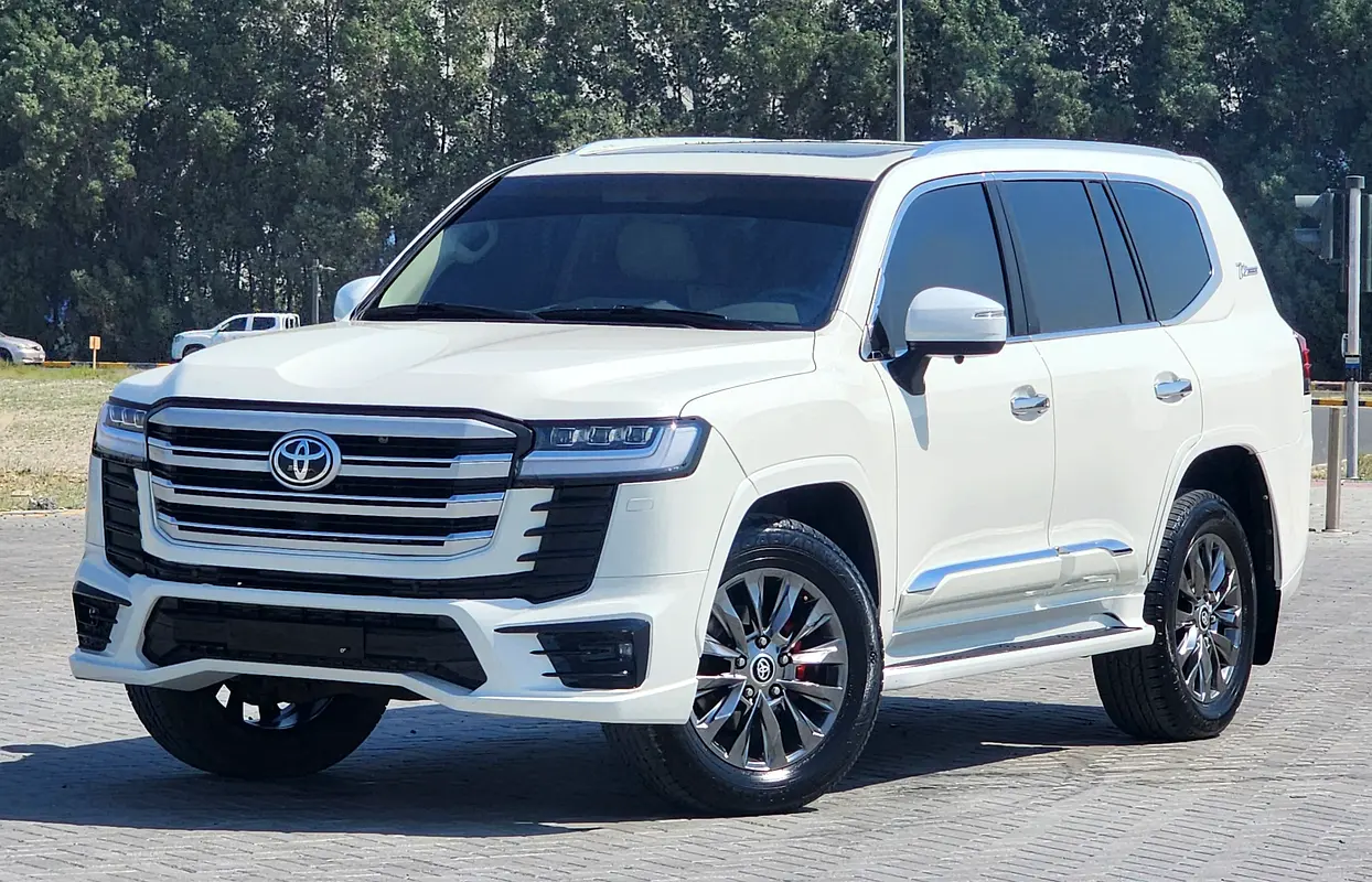 Toyota Land Cruiser 2012 — photo 1 of 12