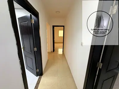 للإيجار السنوي – شقة غرفة وصالة بتصميم مريح في المويهات 3 | موقع استراتيجي قريب من شارع محمد بن زايد