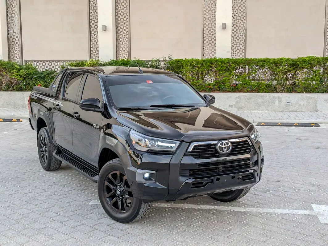 Toyota Hilux 2022 — photo 1 of 16