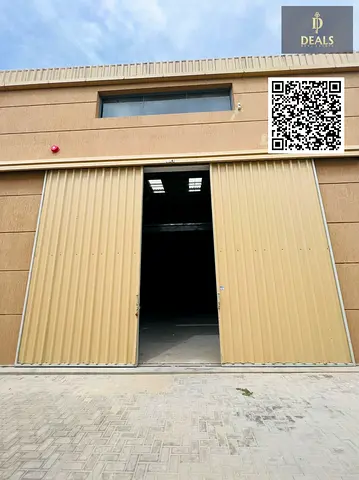 مستودع واسع بمساحة 4000 قدم مربع للإيجار في الجرف 1 - مع طابق نصفي | موقع صناعي متميز | 200 ألف درهم إماراتي | 4 دفعات متاحة