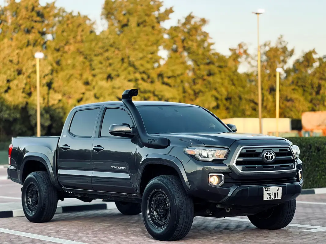 Toyota Tacoma 2017 — photo 1 of 19