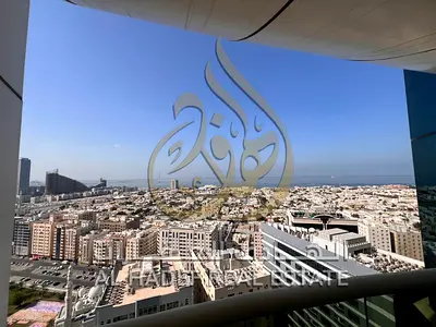 أجمل شقة 3 غرف وصالة بمساحة واسعة جداً، بلكونة بإطلالة مفتوحة، خزائن بالحائط، غرفة خادمة ماستر + استور، مع مزايا مجانية مميزة، السعر 80,000 درهم.