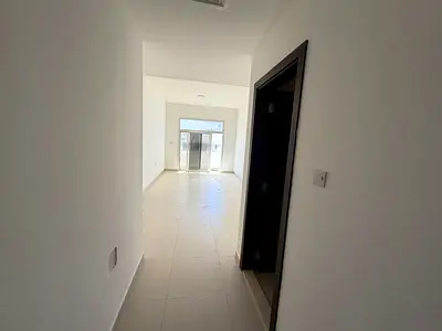 أجمل شقة غرفة وصالة للإيجار السنوي في المويهات 3 بعجمان، بسعر 34,000 درهم سنوياً، مع إمكانية الدفع على 6 دفعات. تقع الشقة مباشرة على الطريق الرئيسي،