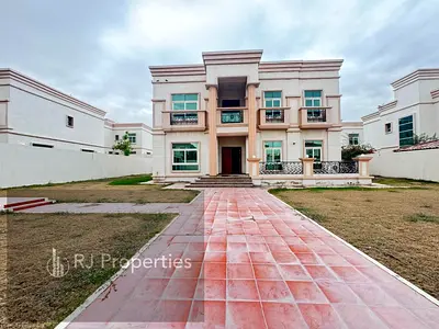 Hot offer luxury and very spacious 5bhk Vila with made room sapret majlis with parking just 140k