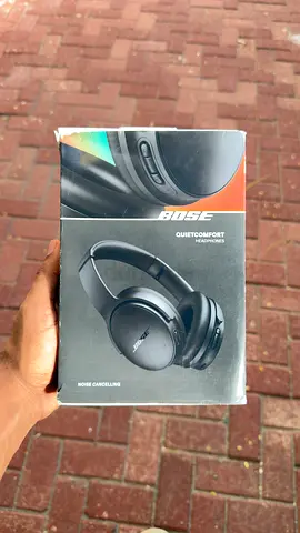 bose Bluetooth wireless headphones with charging case