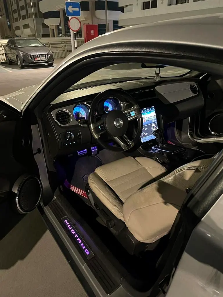 Ford Mustang 2012 — photo 1 of 7