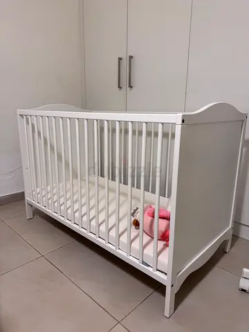 White Wooden Baby Crib (used) - Good Condition