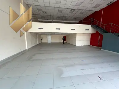 معرض للإيجار السنوي في المنطقة الصناعية 15 بالشارقة. المساحة: 2600 قدم مربع. طابق نصفي. الكهرباء: 30 كيلوواط على طريق رئيسي