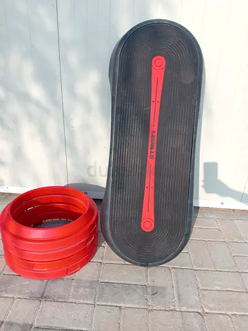 Skate-style balance trainer board with stackable red rings