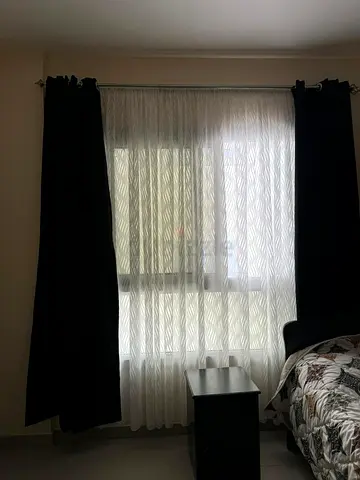 ستاير فوال أبيض مودرن + مواسير كاملة (حالة جديدة)
Modern White Voile Curtains + Full Rod Set (Like N