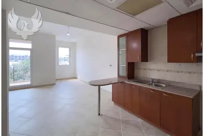 Best Price, Vacant, Large Bright Studio, Balcony