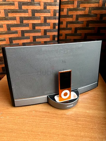 URGENT BOSE SOUNDOCK with FREE BLUETOOTH RECEIVER (ipod not included)