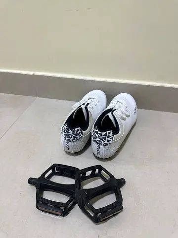 Pair of cycling shoes with pedals - used