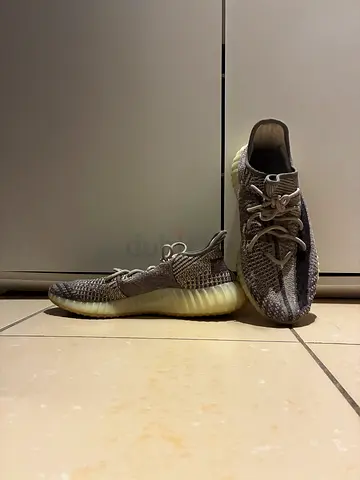 Lightly used Yeezy Boost 350 V2 sneakers - unisex