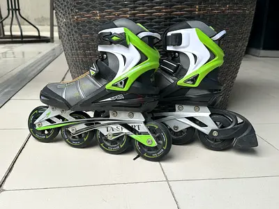 Roller skates with protection pads