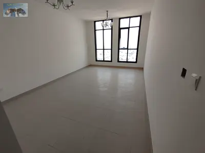 شقة غرفتين وصالة للإيجار السنوي مع شهر مجانا وباركن مجانا  في الصناعية 1 عجمان، مقابل مستشفى ثومبي، 2 حمام وخزائن حائط في برج جديد موقع مميز جدا