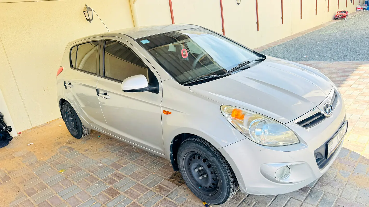Hyundai i20 2012 — photo 1 of 8