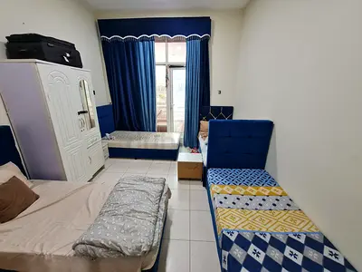 Big Discount! Master room bed space for girls near Insurance Market metro station Barsha