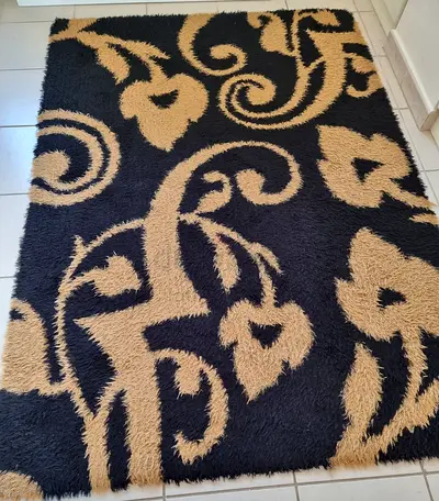 Black  Beige Rug with Floral Scroll Pattern in Excellent Condition, Like New, 200 x 120 cm