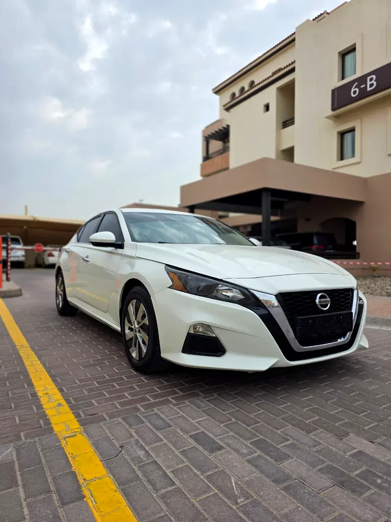 Nissan Altima 2022 — photo 1 of 12