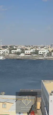 للإيجار بعجمان – الراشدية 1 | شارع الميناء فرصة مميزة للسكن في موقع استراتيجي بإطلالة رائعة على الخور، شقة غرفتين وصالة بمساحات واسعة وتصميم عملي يوفر