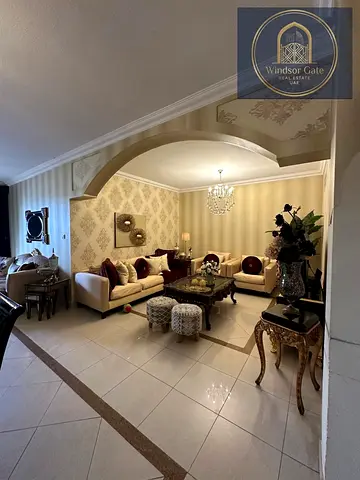 ⭐ شقة فاخرة للغاية غرفتين وصالة | 2600 قدم مربع | إطلالة مباشرة على البحيرة | شرفة | غرفة للخادمة | 3 مواقف سيارات | المجاز 3 ⭐