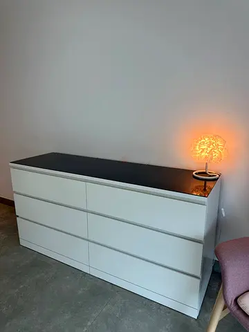 Modern White Dresser with Black Glass Top – 160×48×78 cm