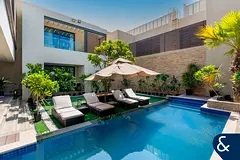 Highly Sought-After Single-Row Forest Villa