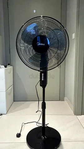 Midea 16 Pedestal Fan with 3 Speeds and Adjustable Height. Pick up business bay
