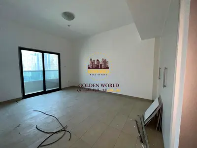 شقة غرفتين وصالة في الخان مع غرفة خادمة، تكييف وموقف مجاني، بلكونة وإطلالة مفتوحة، موقع مميز قريب من الخدمات وسهولة الوصول إلى دبي، سكن عائلي