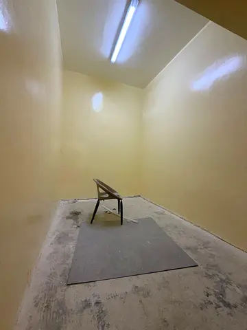 بيت عربي مميز سكن عزاب مناسب للباحثين عن الراحة والمساحة في موقع حيوي قريب من جميع الخدمات يتكون البيت من أربع غرف ماستر كل غرفة تحتوي على مطبخ صغير