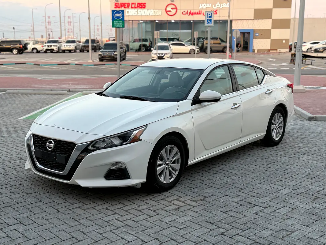 Nissan Altima 2021 — photo 1 of 11