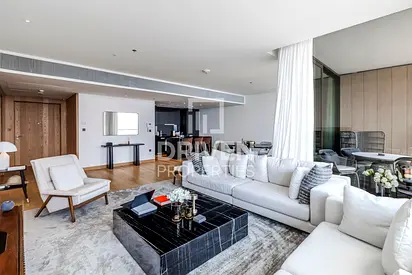 Luxurious Apartment with Full Skyline Views