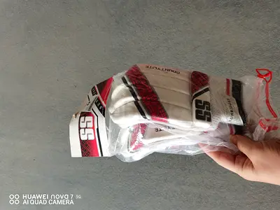 SS Cricket Batting Gloves – Excellent Condition (Like New)