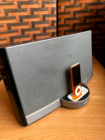 URGENT BOSE SOUNDOCK with FREE BLUETOOTH RECEIVER (ipod not included)