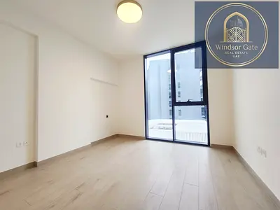 شقة مصممة بشكل جيد مكونة من غرفة نوم واحدة وصالة مع إضاءة طبيعية وافرة