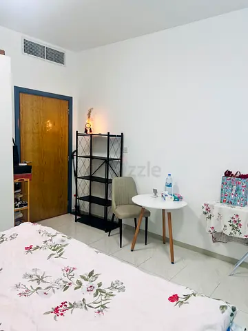 🏡 Female Bedspace Available | Balcony Room | In Front of Financial Centre Metro