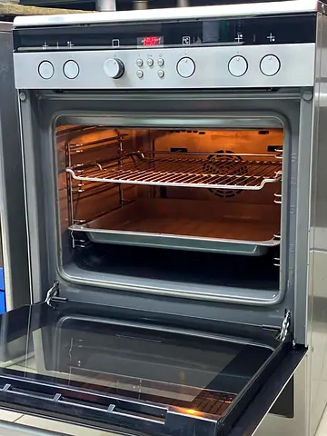 Siemens brand 4 burner electric cooker like new condition perfect working