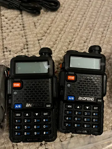 طقم لاسلكي باوفينج UV-5R جديد مع كامل الملحقات
Brand New Baofeng UV-5R Walkie Talkie Set - Full Kit