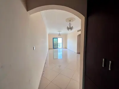 اجمل اطلالة مفتوحة ببلكونة علي المدينة  غرفتين وصالة مع غرفة ماستر في المجاز3 علي حديقة الصفيا مع باركن   مجانا مطبخ كبير وخزائن بالحائط