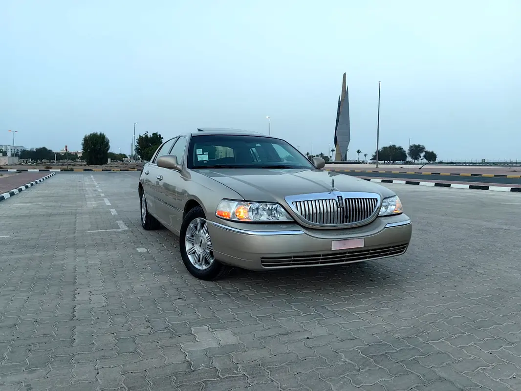 Lincoln Town Car 2006 — photo 1 of 7