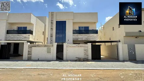 بسعر لقطه فيلا 5 غرف ماستر و رووف مقابل مجمع ازهي وبالقرب من جميع الخدمات على الشارع الرئيسي تملك حر لجميع الجنسيات
