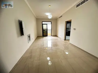 شقة غرفتين ماستر وصالة بالمويهات 3 قرب شارع محمد بن زايد والشويفات، بلكون وغرفة غسيل، تكييف مركزي، شهر مجاني