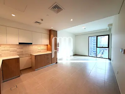 Bright and Spacious 1 BR | Iconic Dubai Skyline View | Balcony