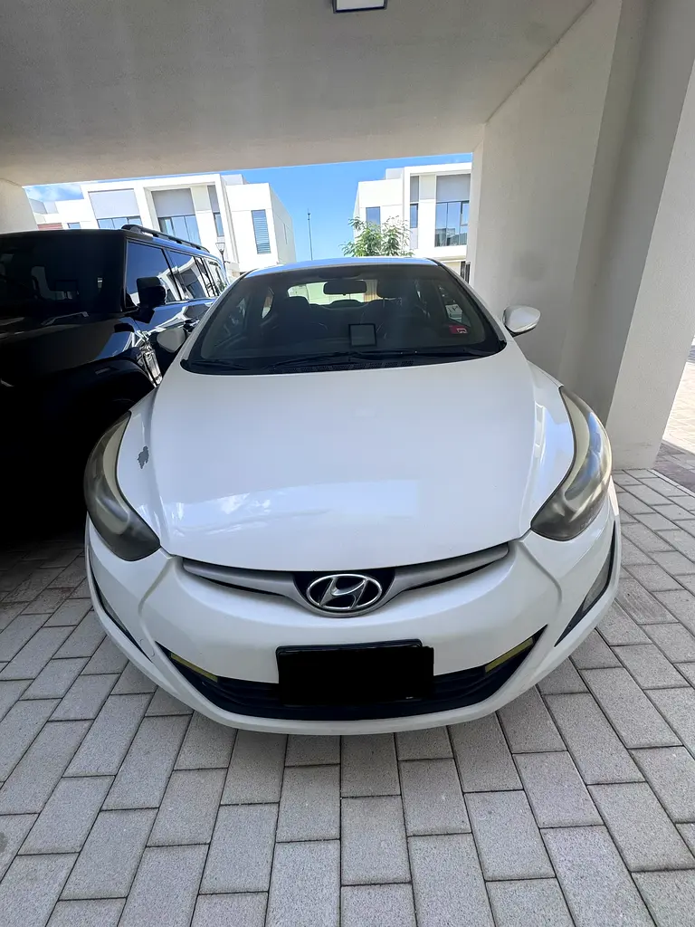 Hyundai Elantra 2015 — photo 1 of 3