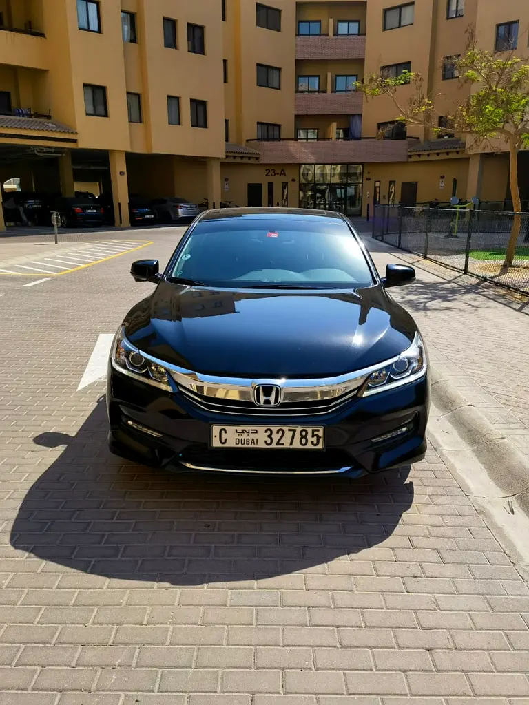 Honda Accord 2017 — photo 1 of 9