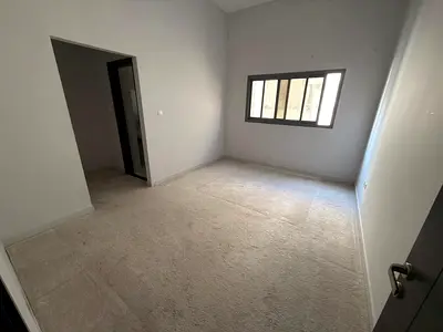 فرصة مميزة للسكن موقع حيوي وقريب من جميع الخدمات والمخارج الرئيسية  بالجرف 3 بجوار السوق الصيني غرفه وصاله 2  حمام وبلكونه مساحه كبيره بناية جديده