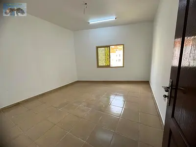 ارقي شقة للإيجار السنوي في عجمان – منطقة الحميدية غرفتين وصالة ببلكونة باطلالة علي شارع رئيسي وقريبة من جميع الخدمات