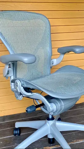 Herman Miller Aeron grey mesh office chair - adjustable arms  lumbar support